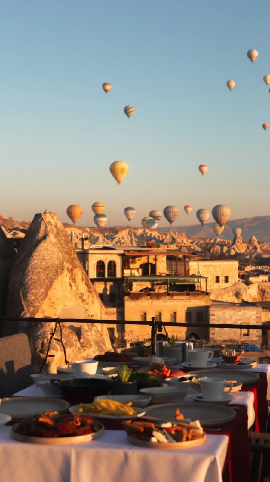 Veranda Rooftop terasından Göreme üzerindeki balonlar